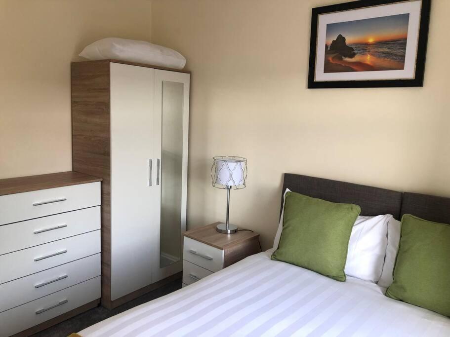 Edinburgh Street Home - Beautiful House With Free Parking And Wifi, Equipped With Comfy Furnitures Суиндон Экстерьер фото