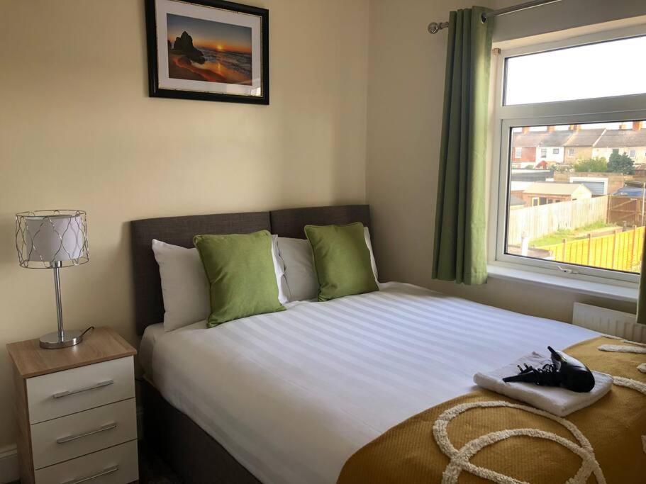 Edinburgh Street Home - Beautiful House With Free Parking And Wifi, Equipped With Comfy Furnitures Суиндон Экстерьер фото