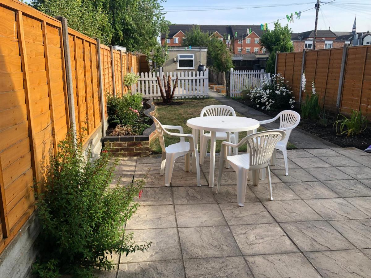 Edinburgh Street Home - Beautiful House With Free Parking And Wifi, Equipped With Comfy Furnitures Суиндон Экстерьер фото