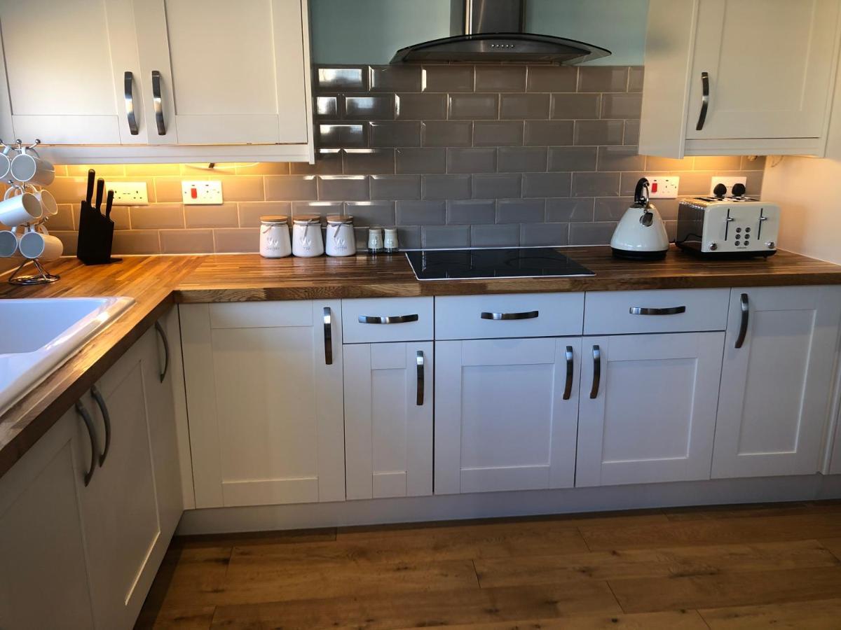 Edinburgh Street Home - Beautiful House With Free Parking And Wifi, Equipped With Comfy Furnitures Суиндон Экстерьер фото