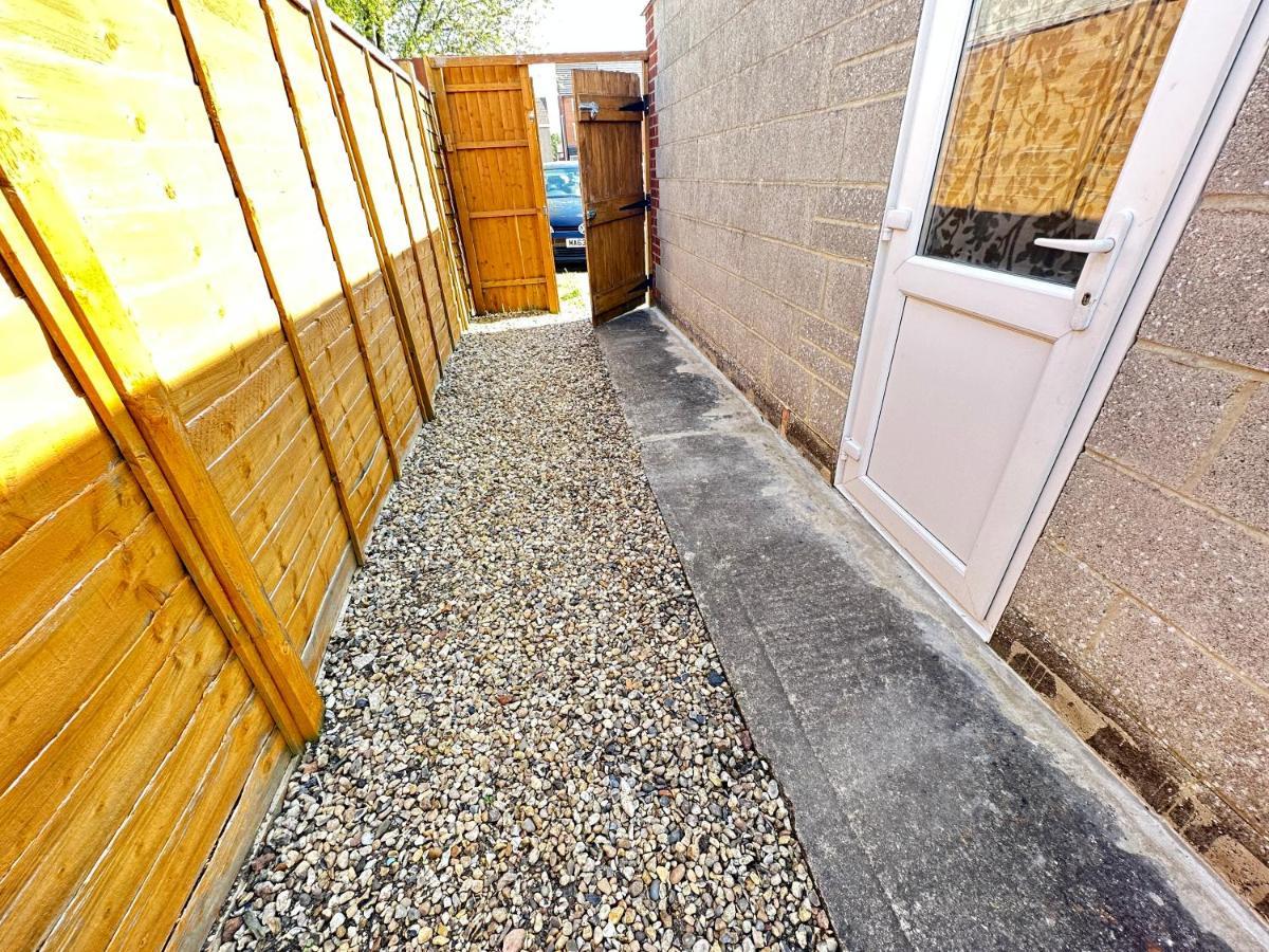 Edinburgh Street Home - Beautiful House With Free Parking And Wifi, Equipped With Comfy Furnitures Суиндон Экстерьер фото